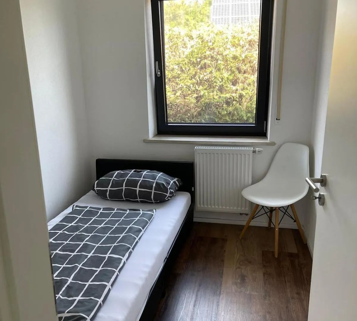 Bungalow In Ruhiger Siedlung Mit Stellplatz
